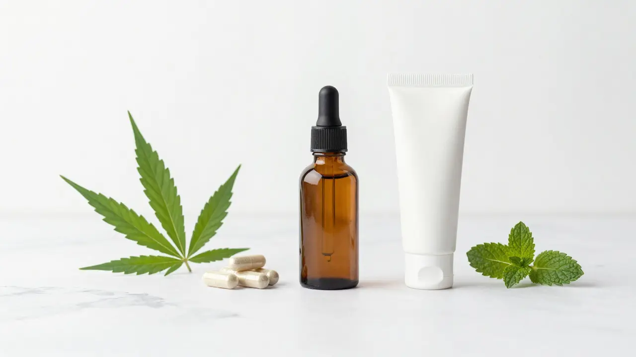 Minimalistické uspořádání produktů CBD: olej, kapsle a krém na bílém mramoru.