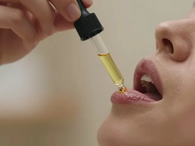 Fungují tinktury jako edibles? Rozdíly v účinku a dávkování
